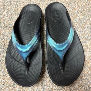 OOFOS Women's Black and Blue Sandals